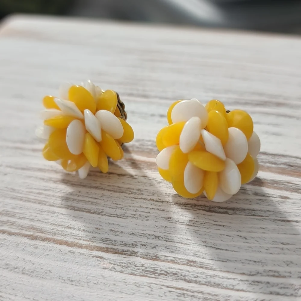 Vintage signed Hong Kong cluster earrings - Picture 2 of 5